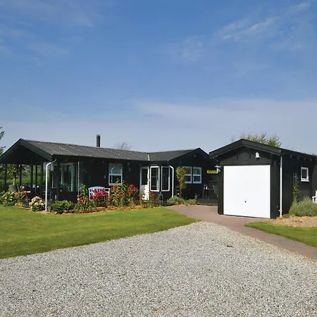 Three-bedroom Holiday In Hjorring