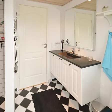 Three-bedroom Holiday In Hjorring